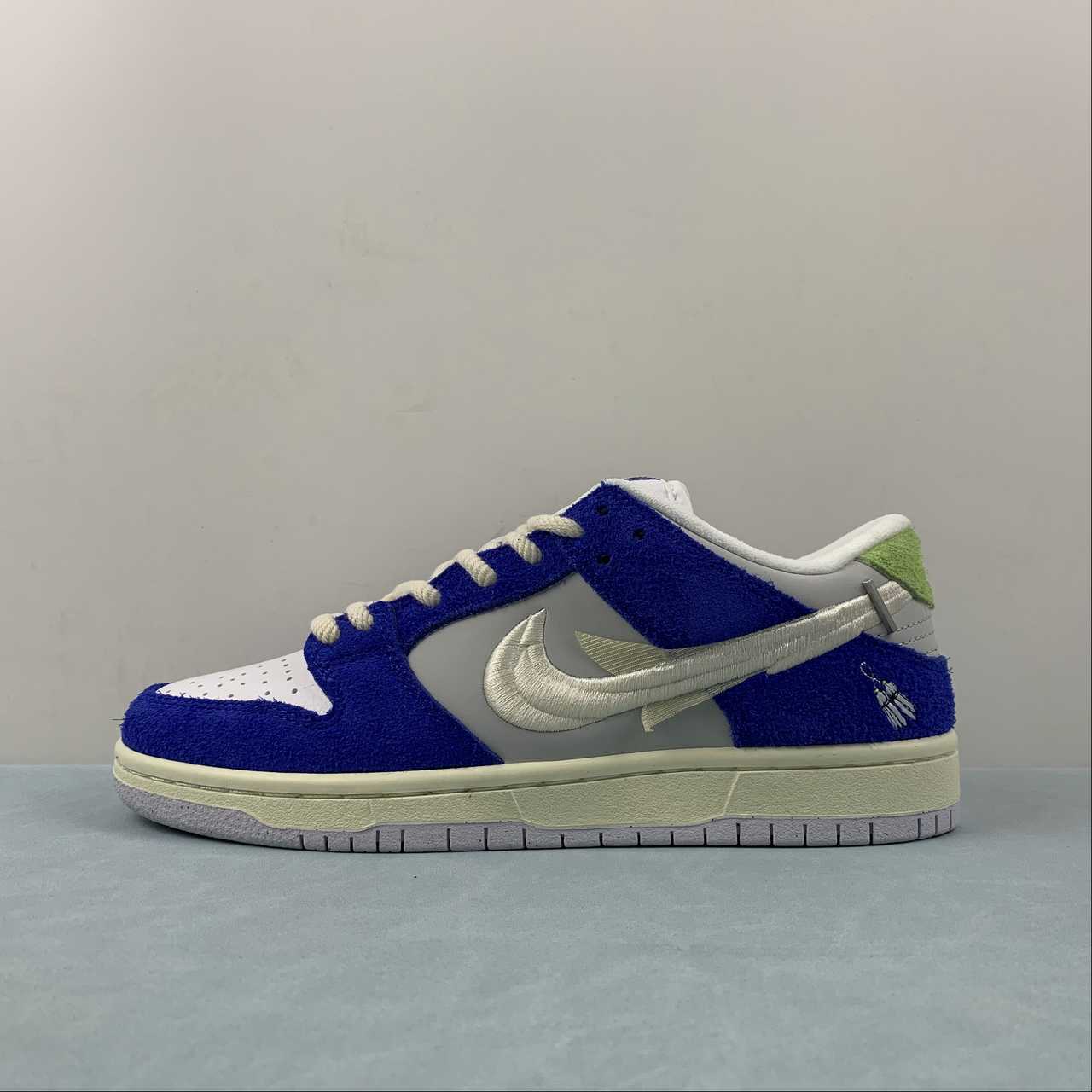 Nike Nike SB Dunk Low Shoes - Image 4