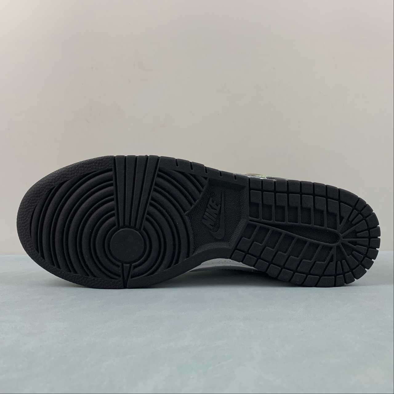 Nike Nike SB Dunk Low Shoes - Image 4