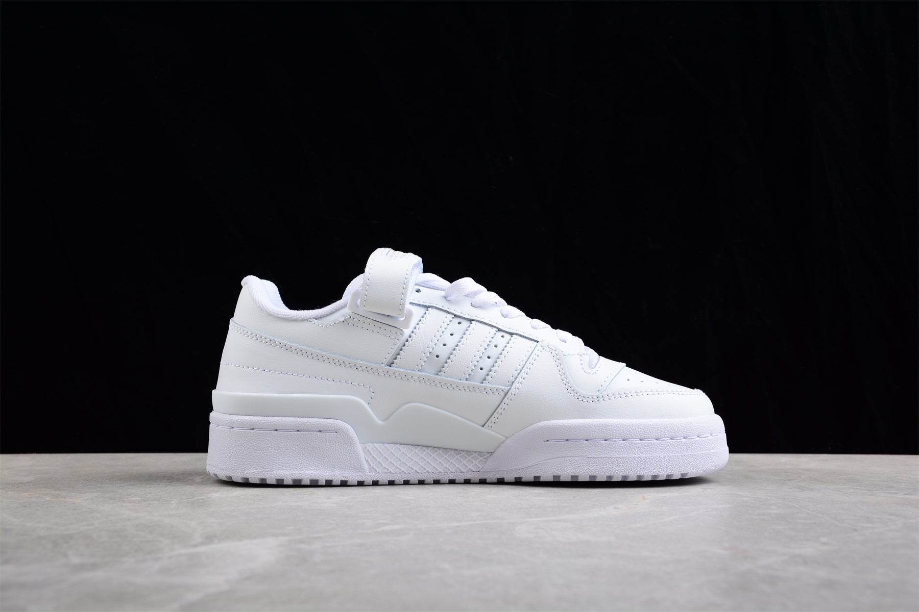 Ad Forum 84 Low FY7755