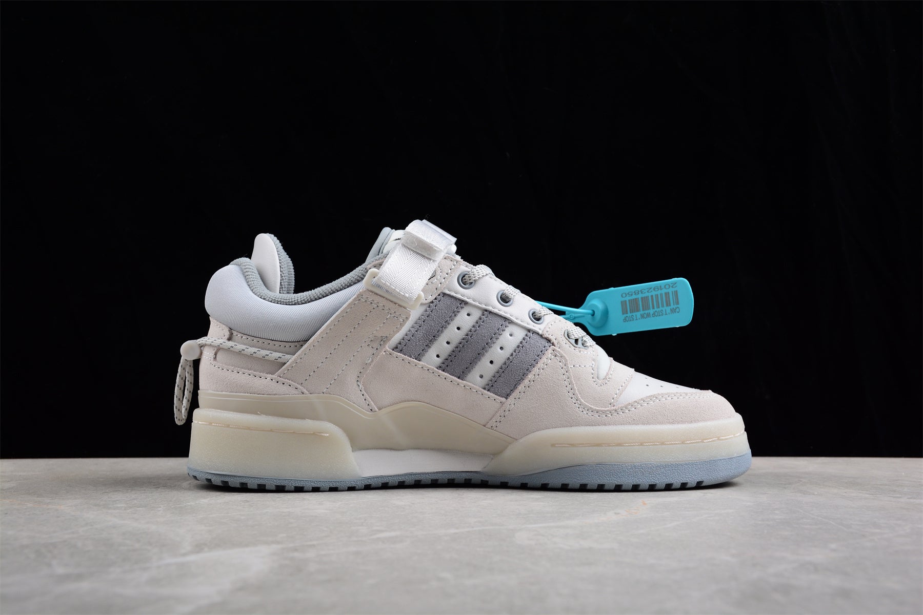 Ad Forum 84 Low HQ2153