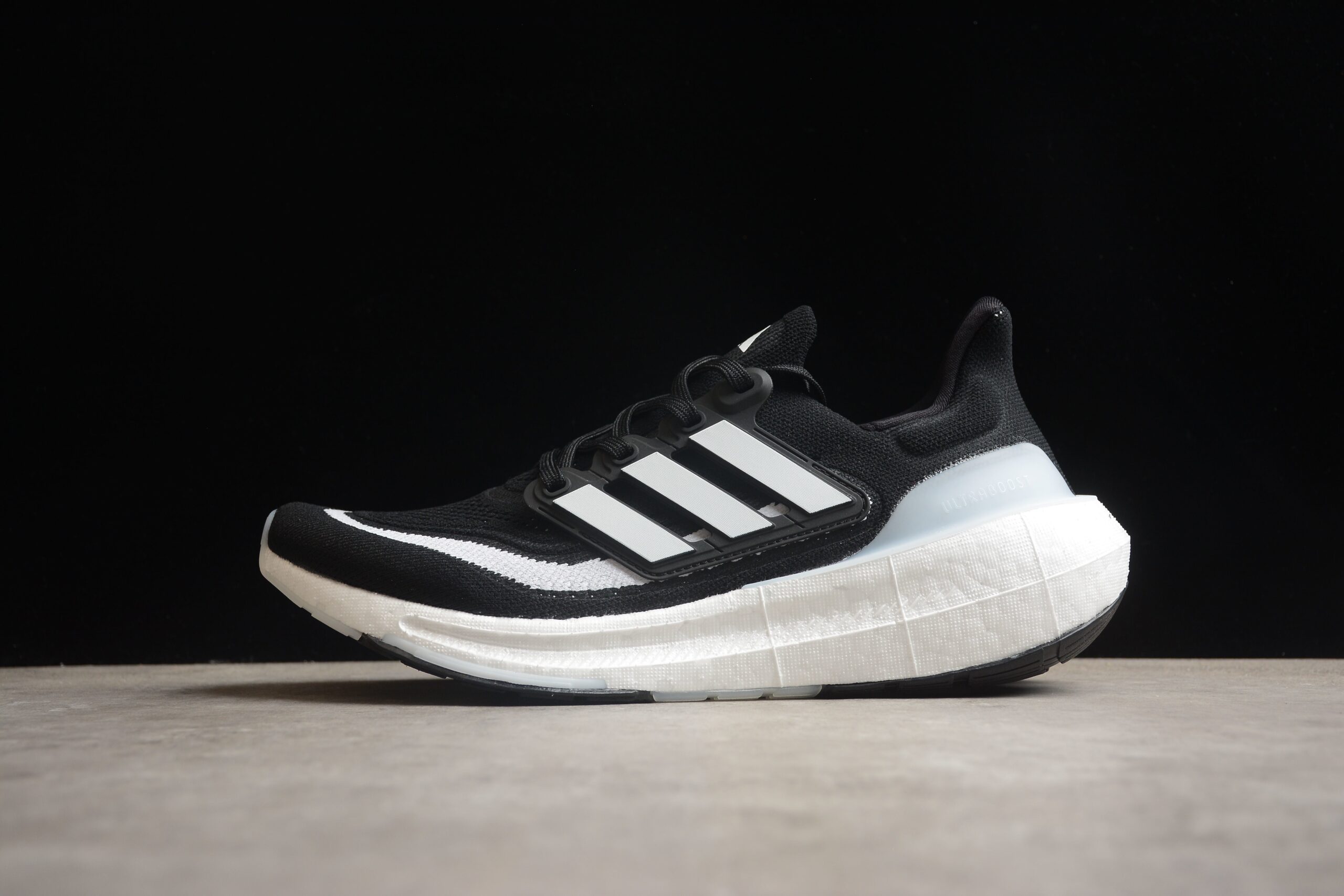 Ad Ul.tra Boost Light 23 HQ6340 - Image 3