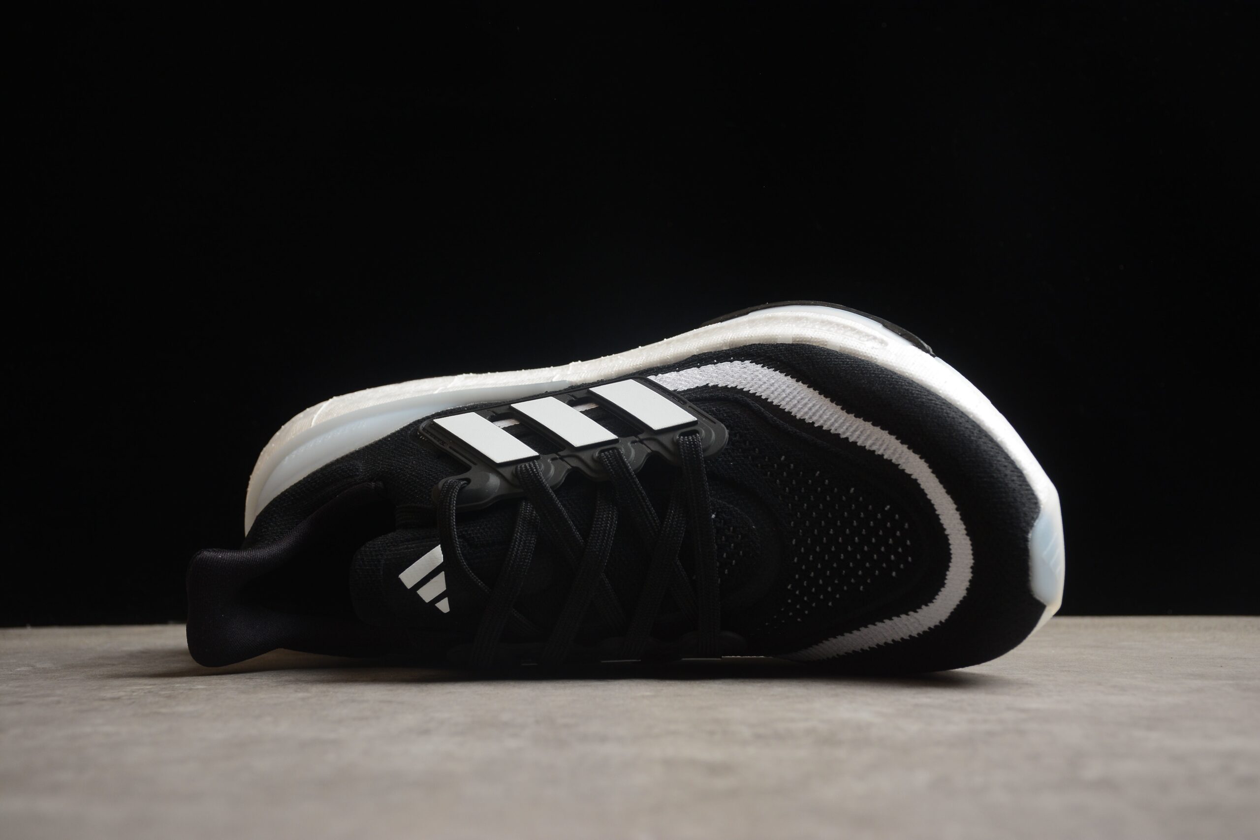 Ad Ul.tra Boost Light 23 HQ6340 - Image 5