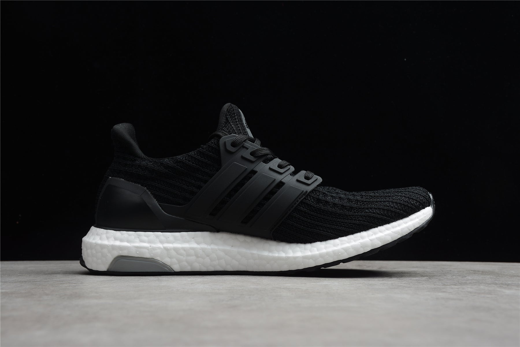 R17 Ultra Boost Core Black