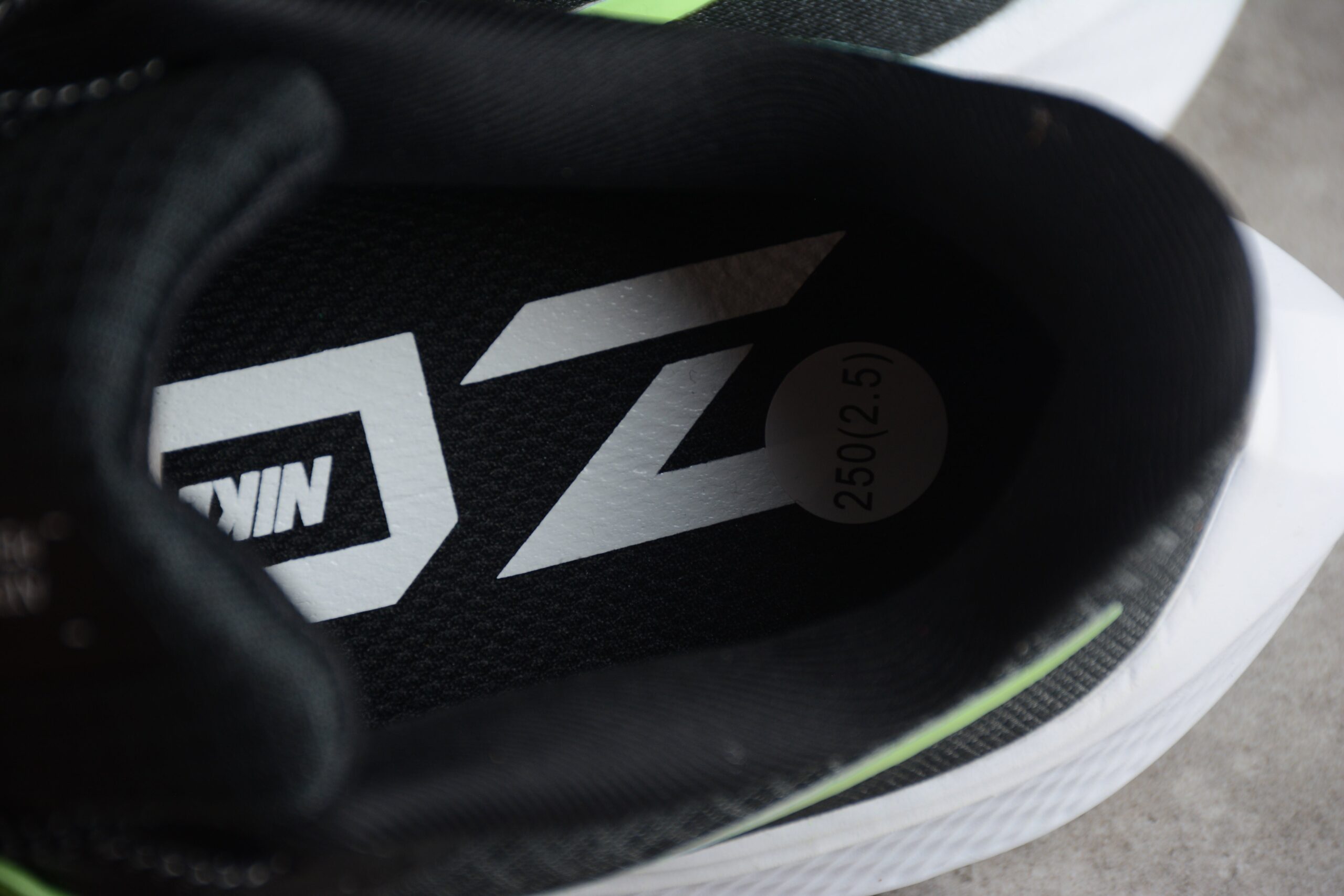 Air Zoom Pegasus 39 Black White University Blue Fluorescent Green Dark Smoke - Image 4