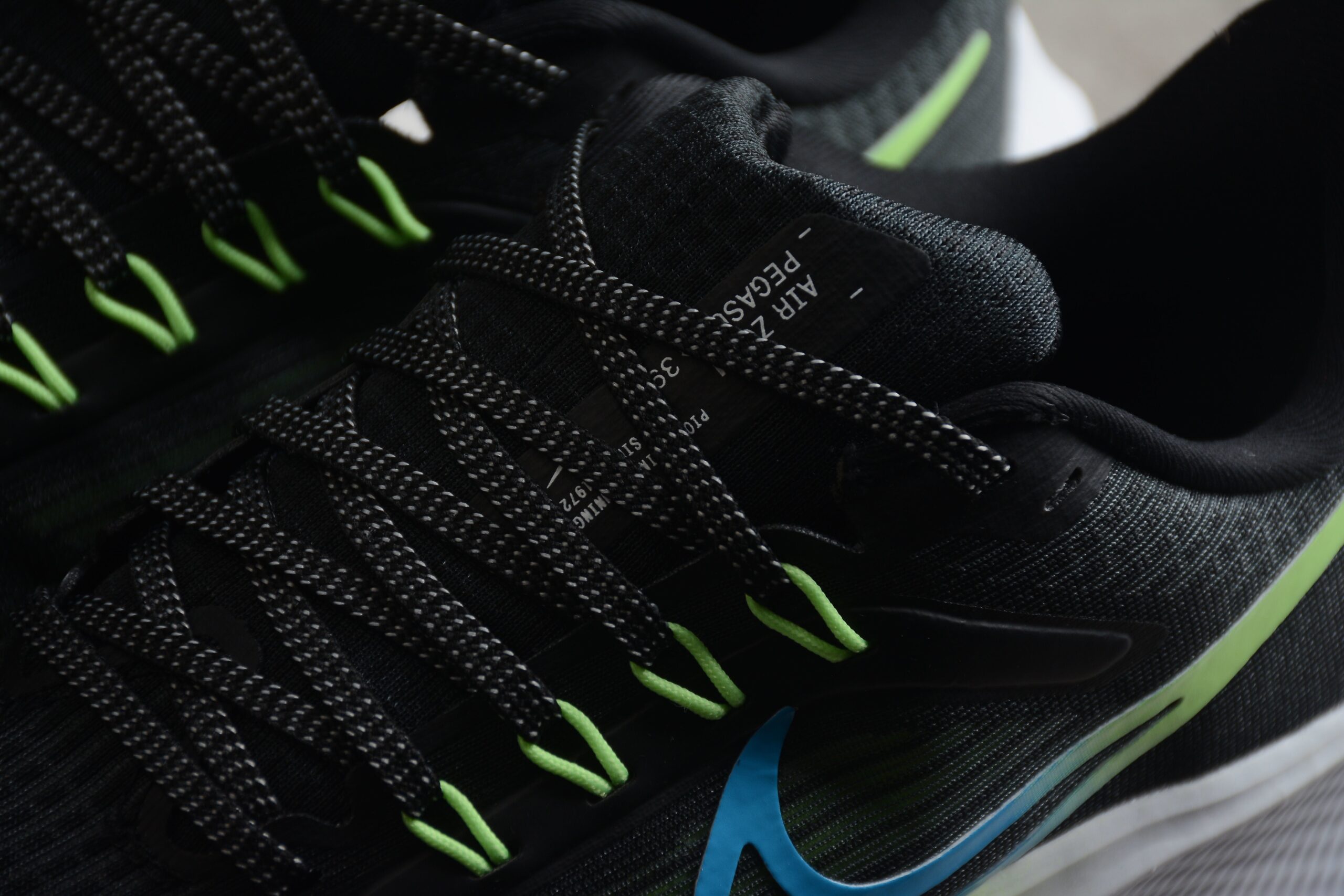 Air Zoom Pegasus 39 Black White University Blue Fluorescent Green Dark Smoke - Image 5