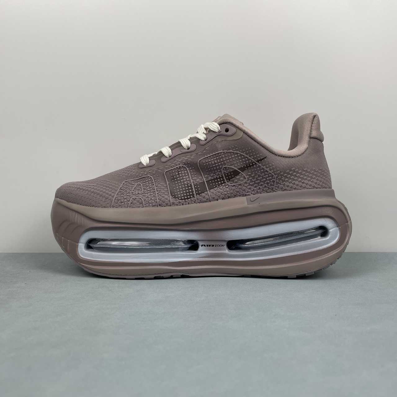 P190 NIKE Vomero Premium FN8453 - Image 2