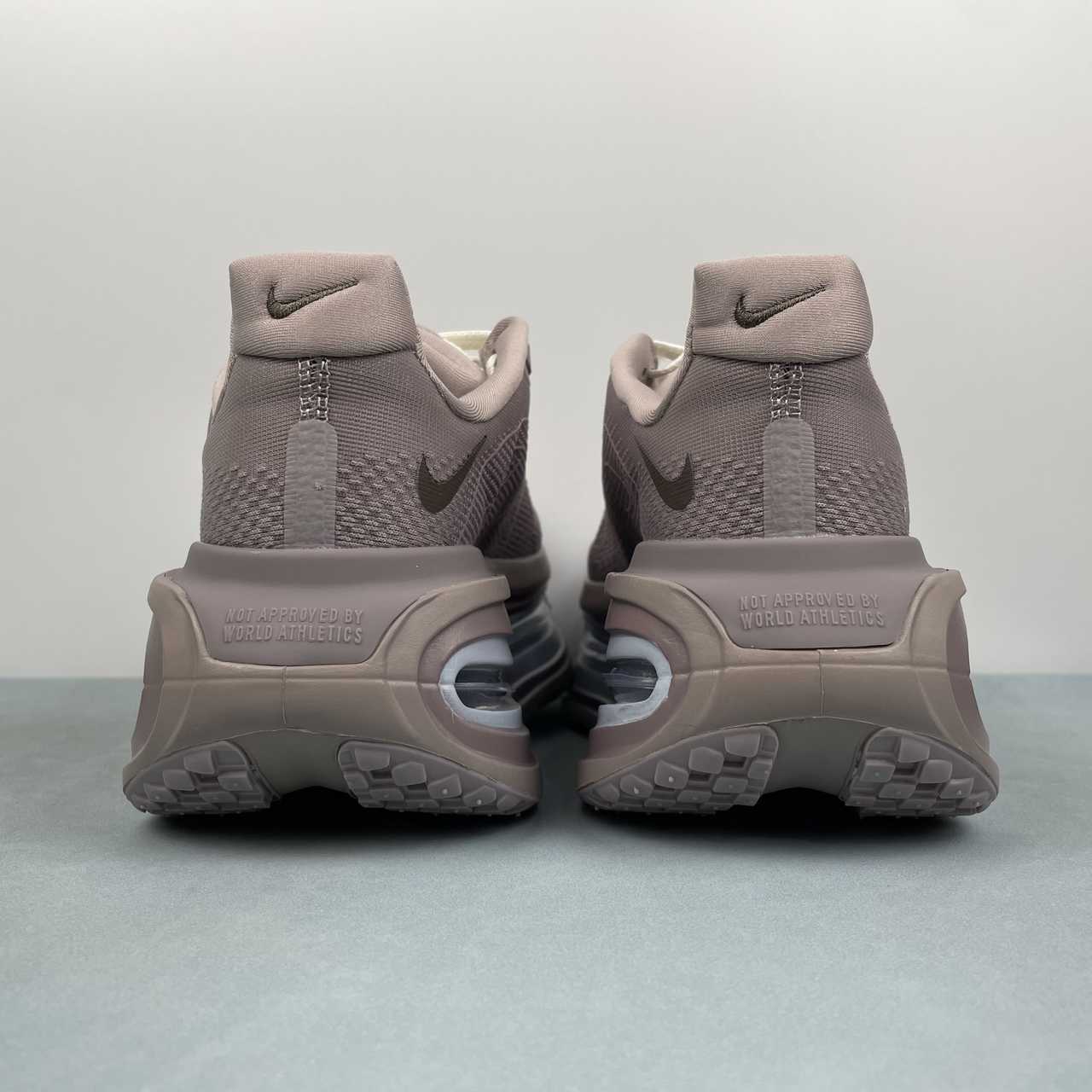 P190 NIKE Vomero Premium FN8453 - Image 3