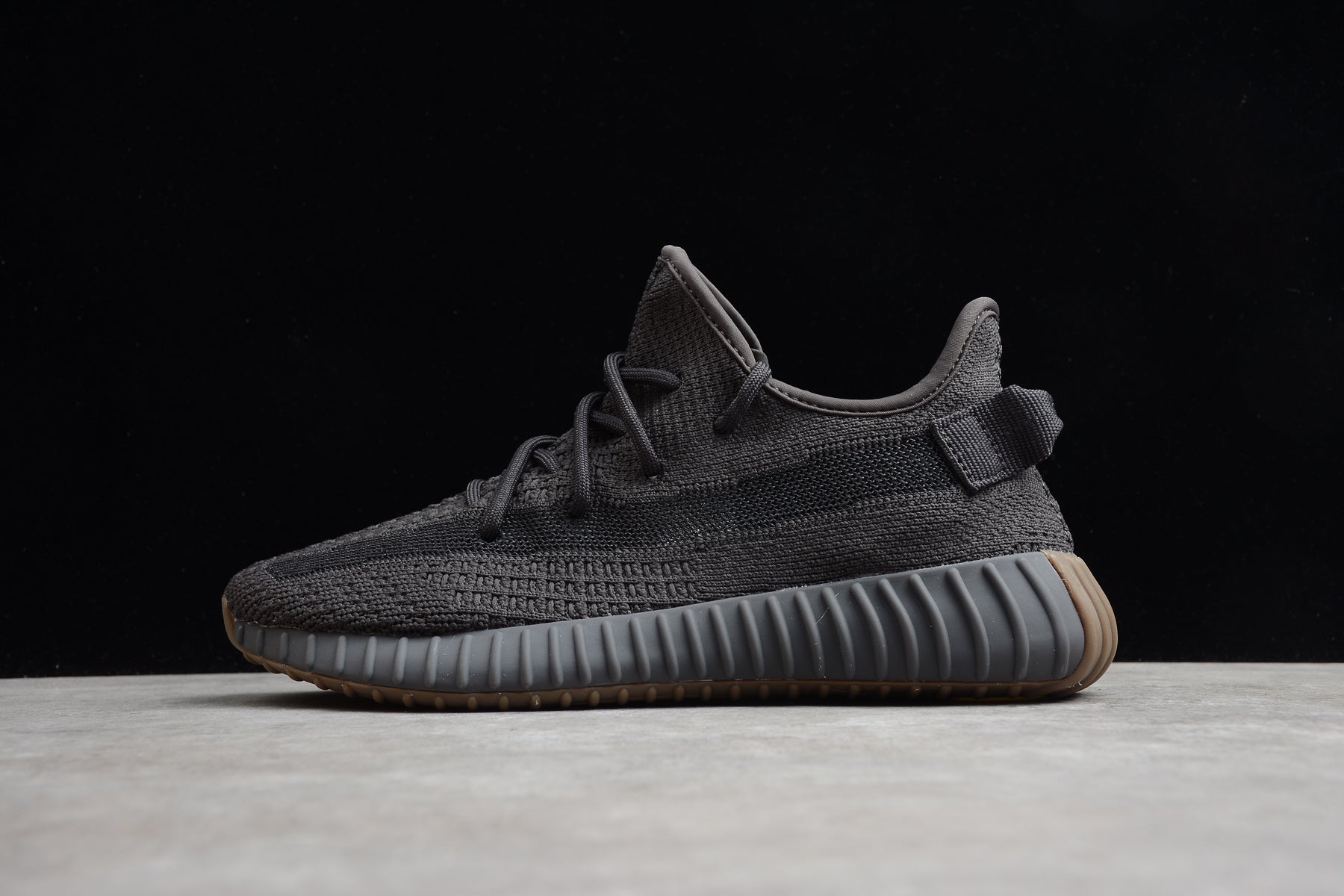 R17 Yeezy Boost 350 V2 Black Gum FY4176 - Image 2