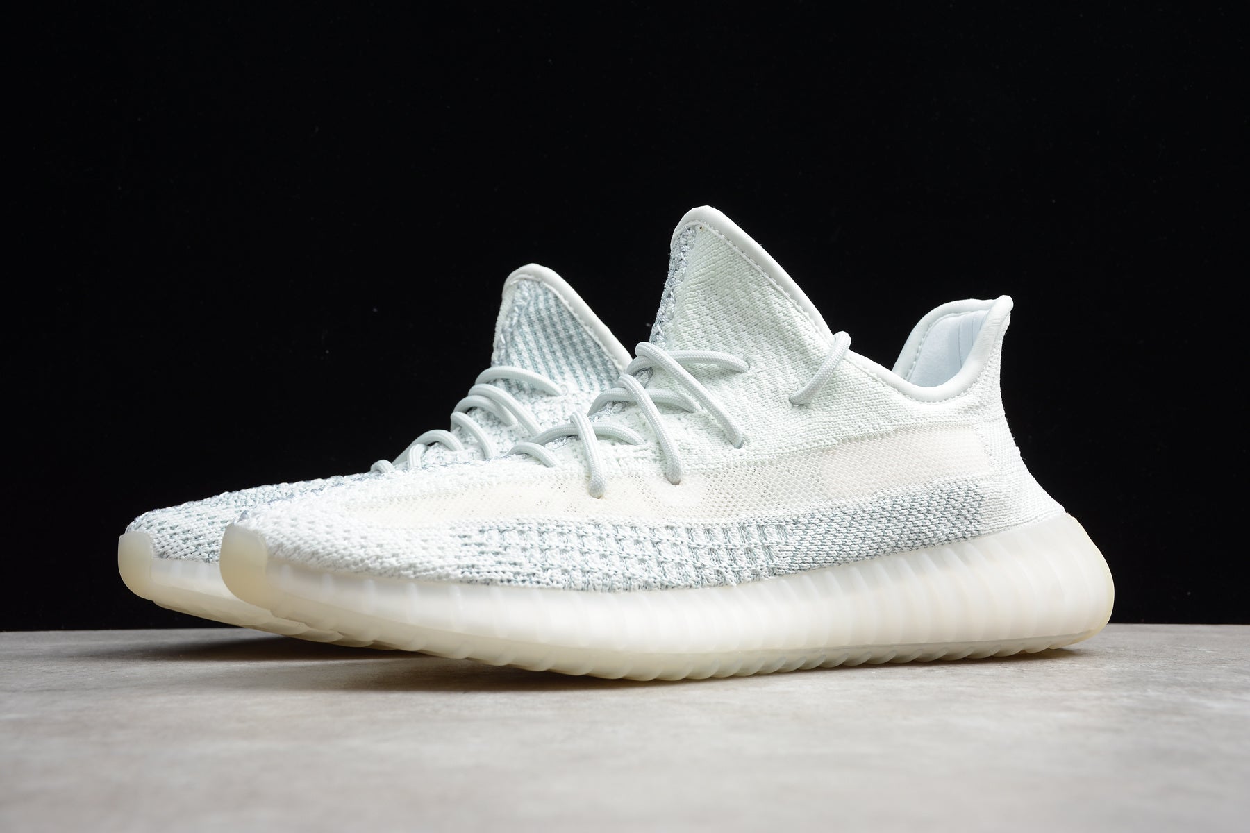 R17 Yeezy Boost 350 V2 FW5317 - Image 4