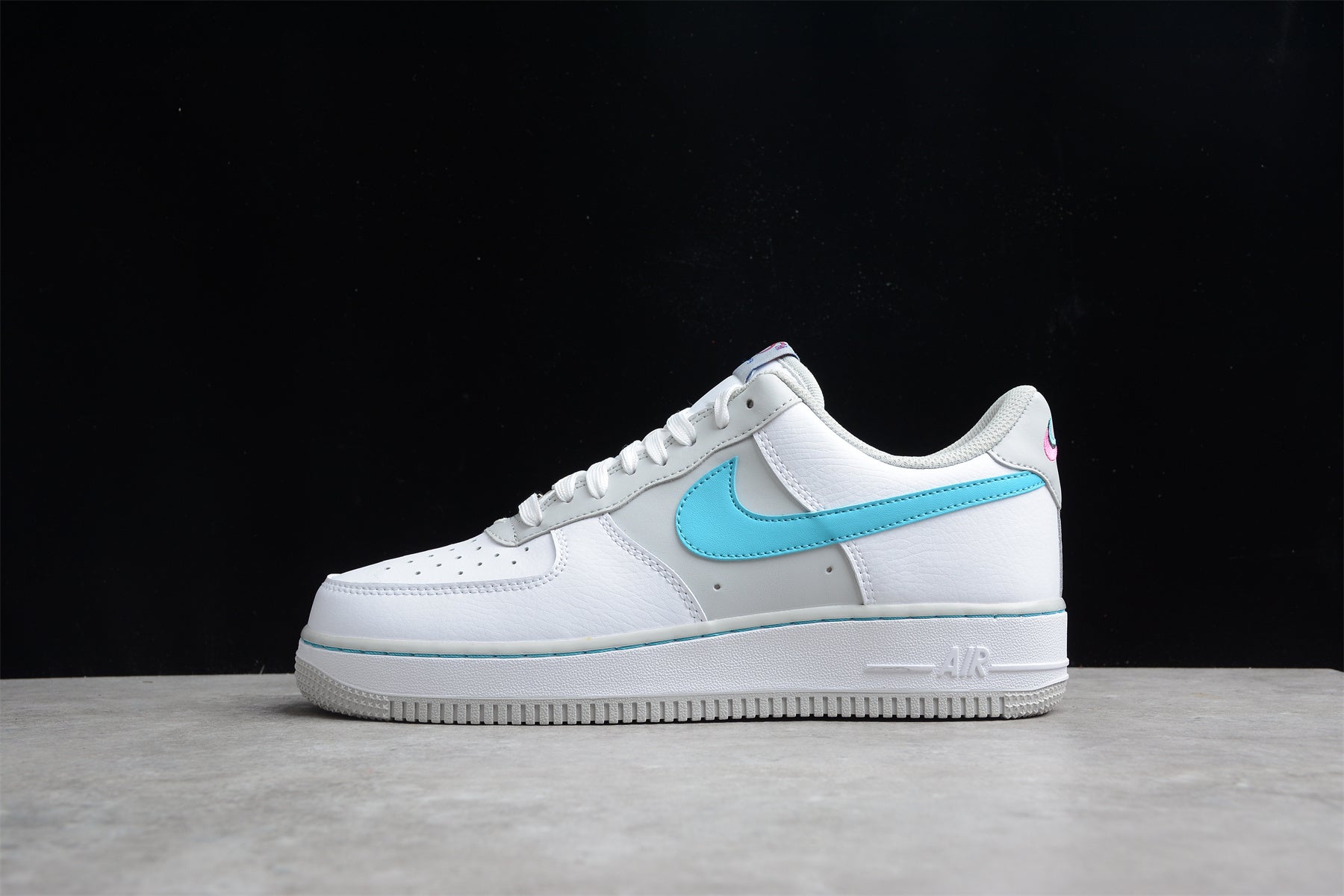 R20 NK Air Force 1 '07 Lv8 EMB DC8874-100