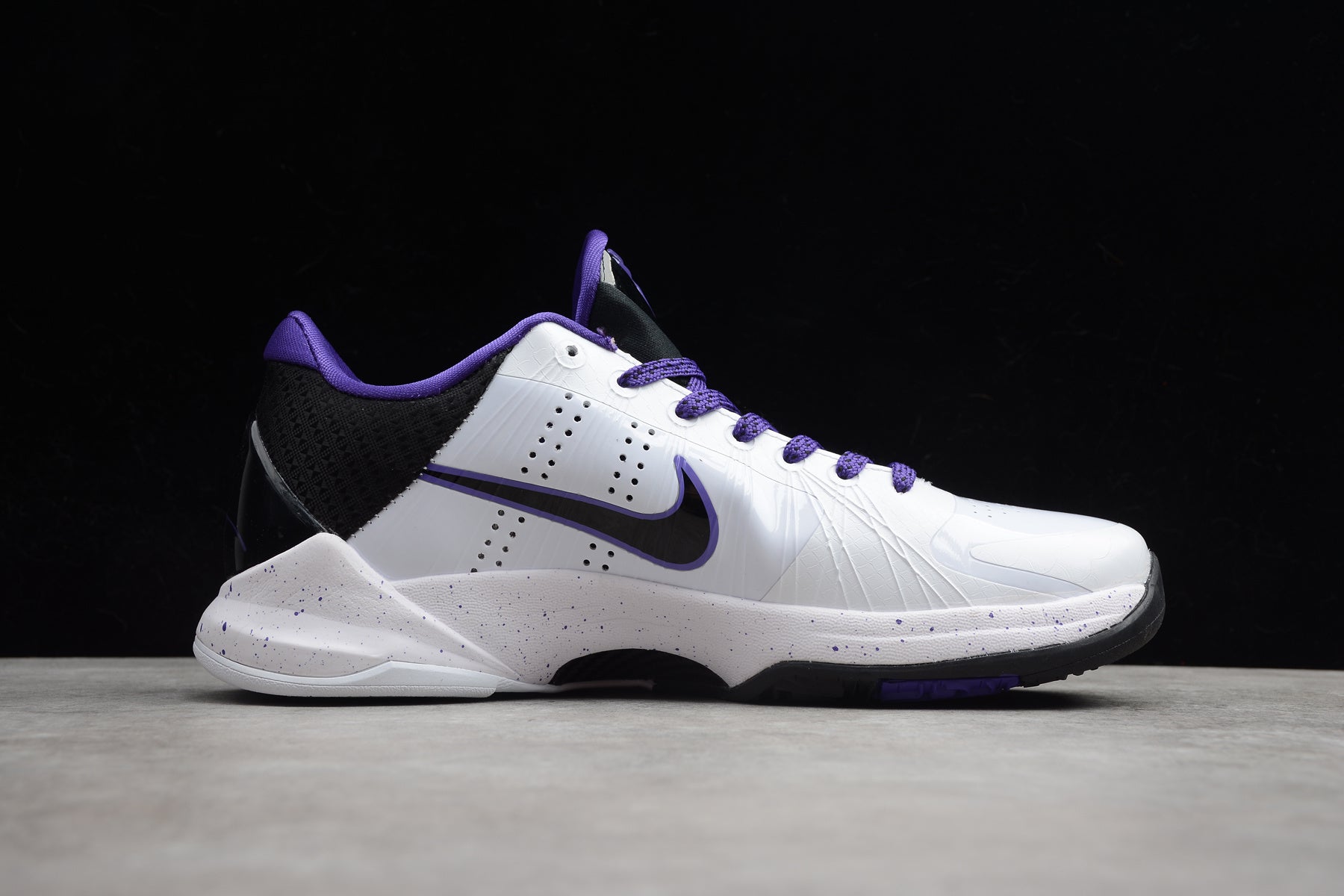 R22 Nike Zoom Kobe 5 “White Del Sol”