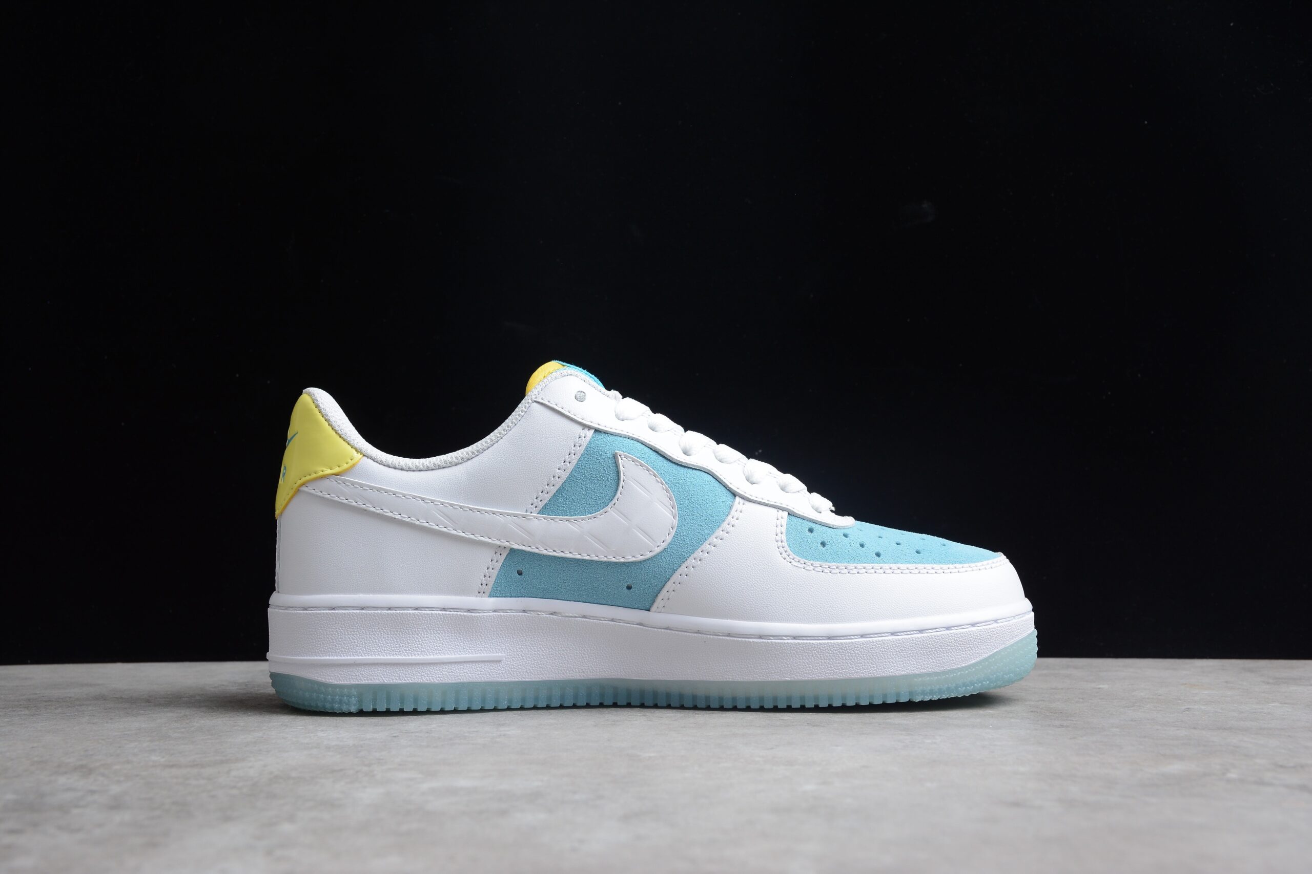 R24 NK Air Force 1 '07 AF1 AA7687-400