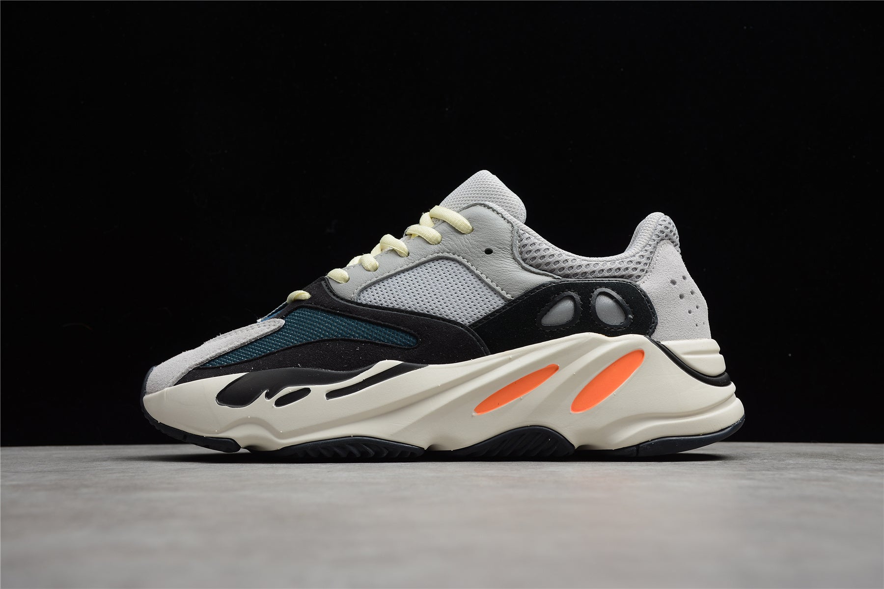 Yeezy boost 700 Weue Runner selid Grey - Image 2