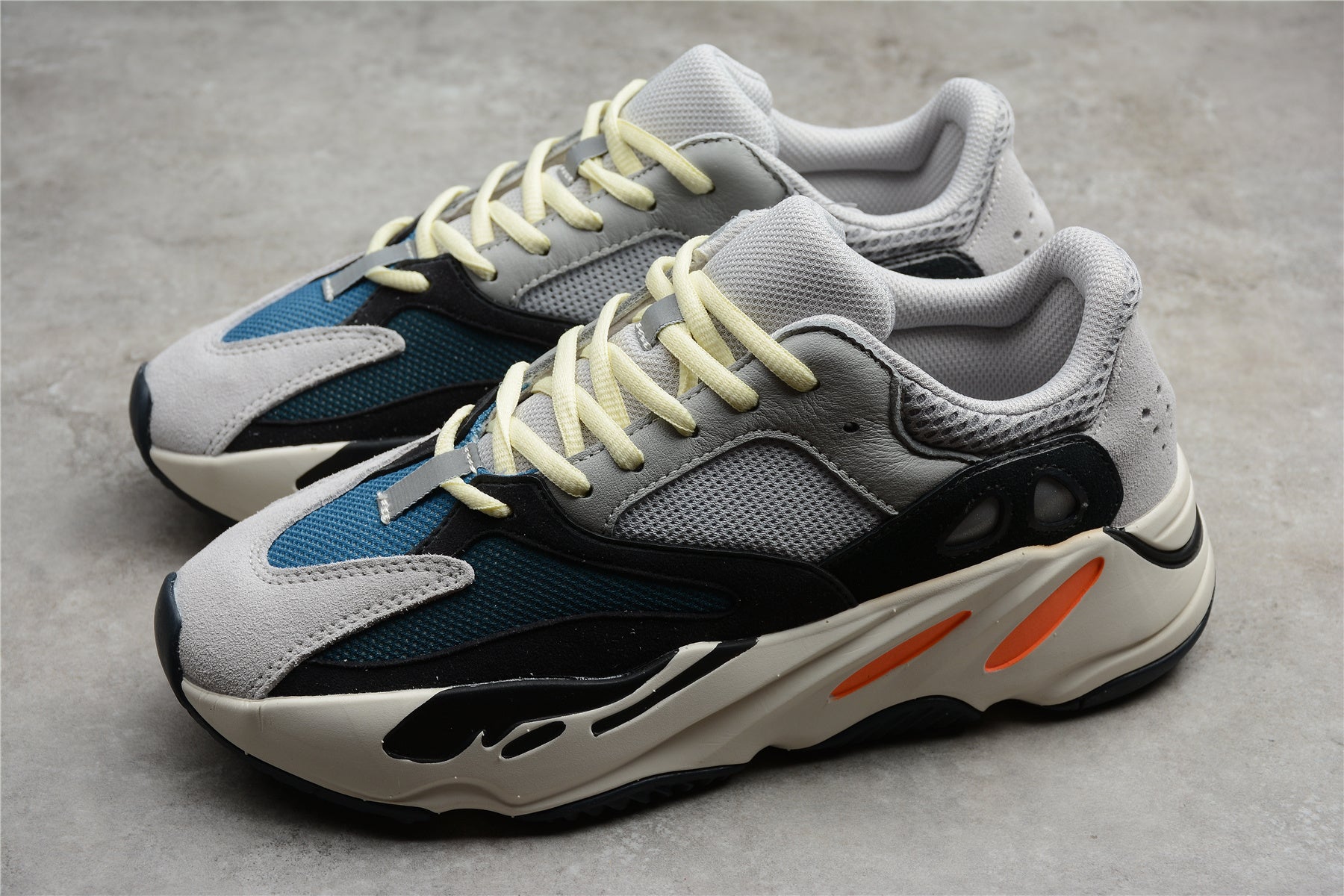 Yeezy boost 700 Weue Runner selid Grey - Image 3