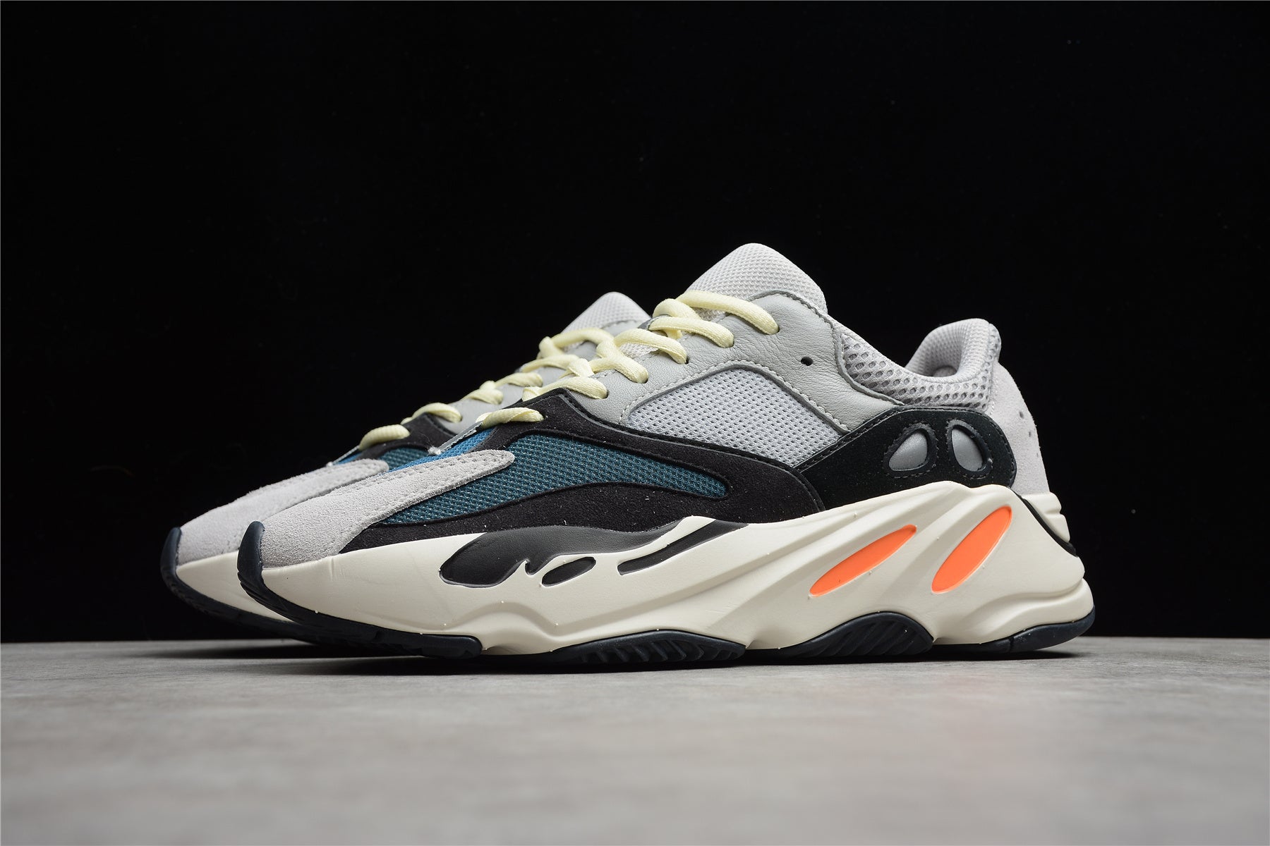 Yeezy boost 700 Weue Runner selid Grey - Image 4