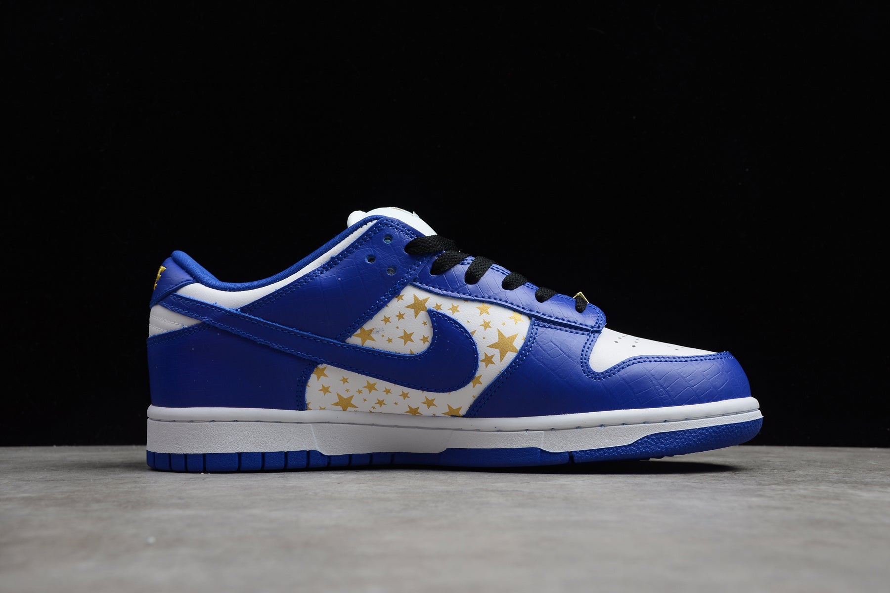 R26 SB Dunk Low x Supreme DH3228-100