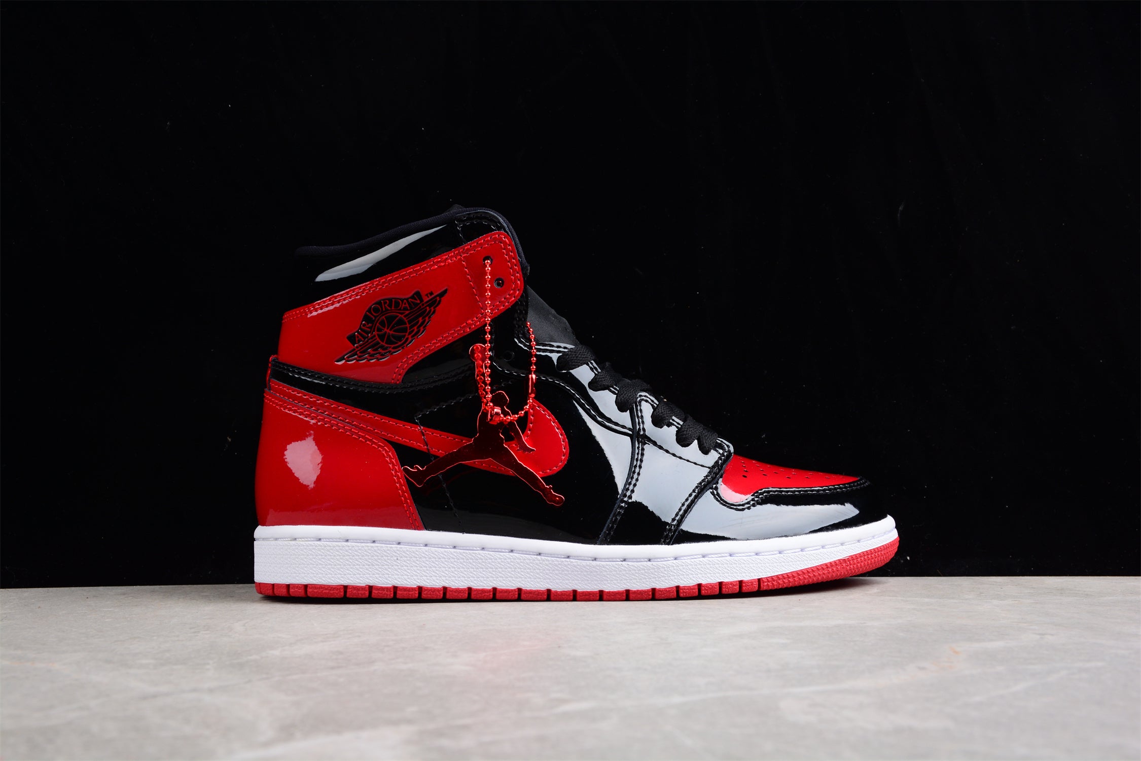 R40 Air Jordan 1 High OG Bred Patent 555088-063