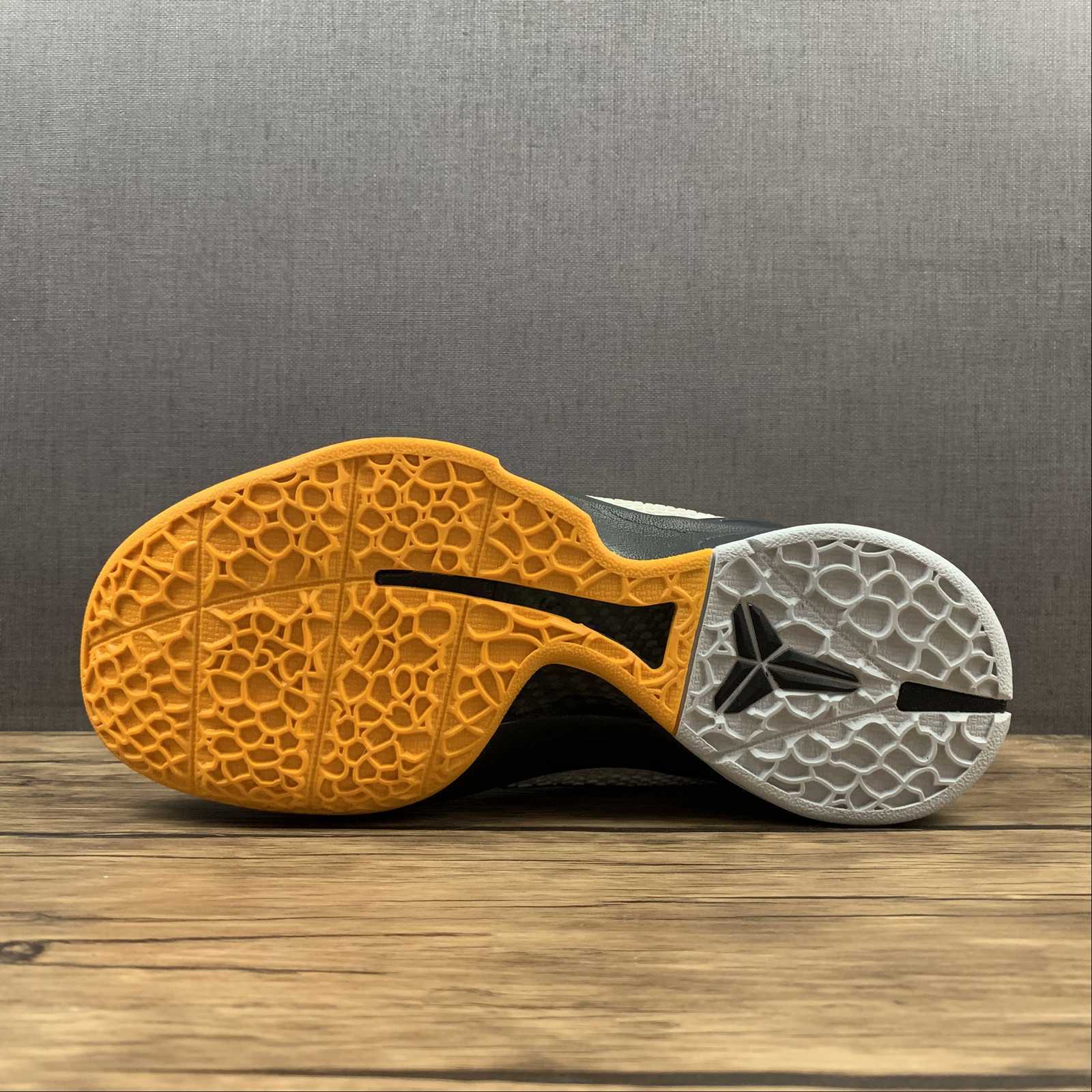 Zoom Kobe CW2190-100 - Image 4