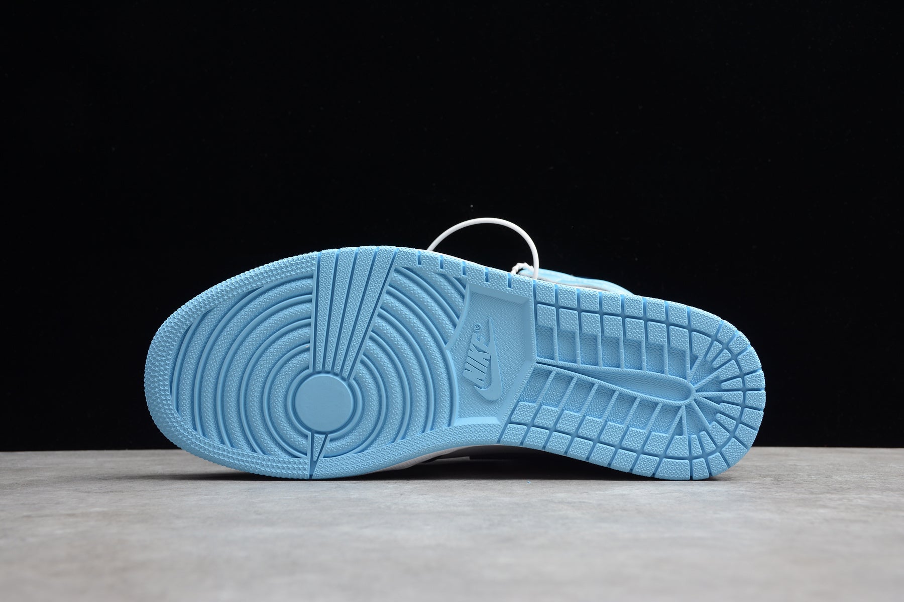 Air Jordan 1 Retro High OG "Obsidian/University Blue" - Image 4