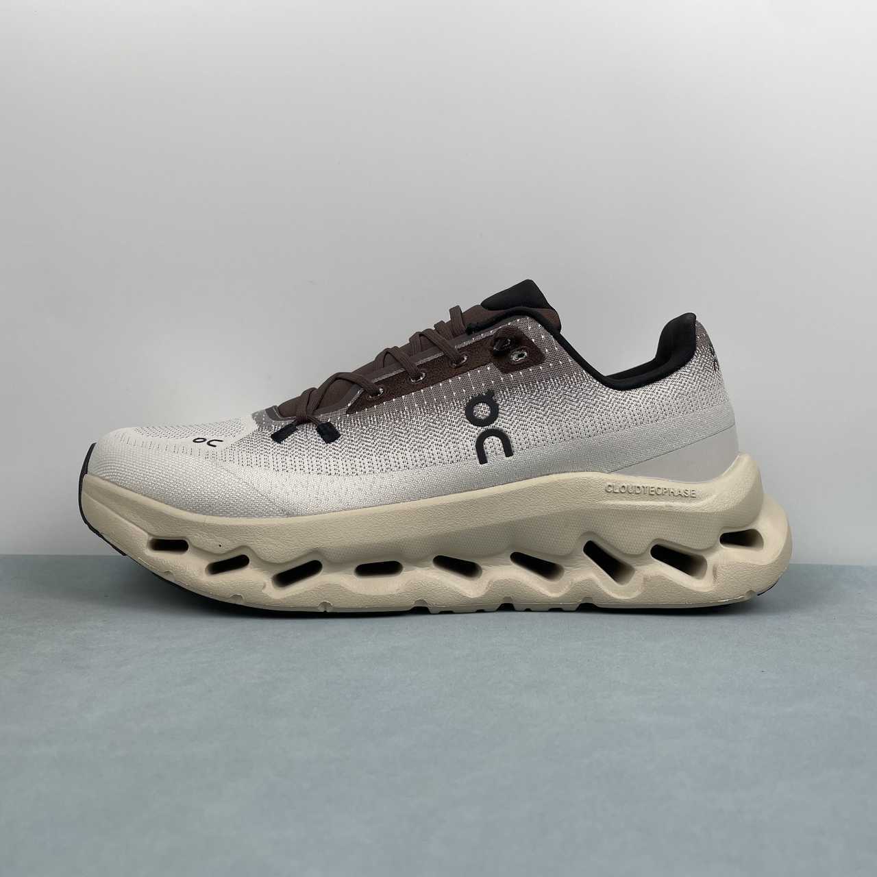 On Cloudtilt - Image 2