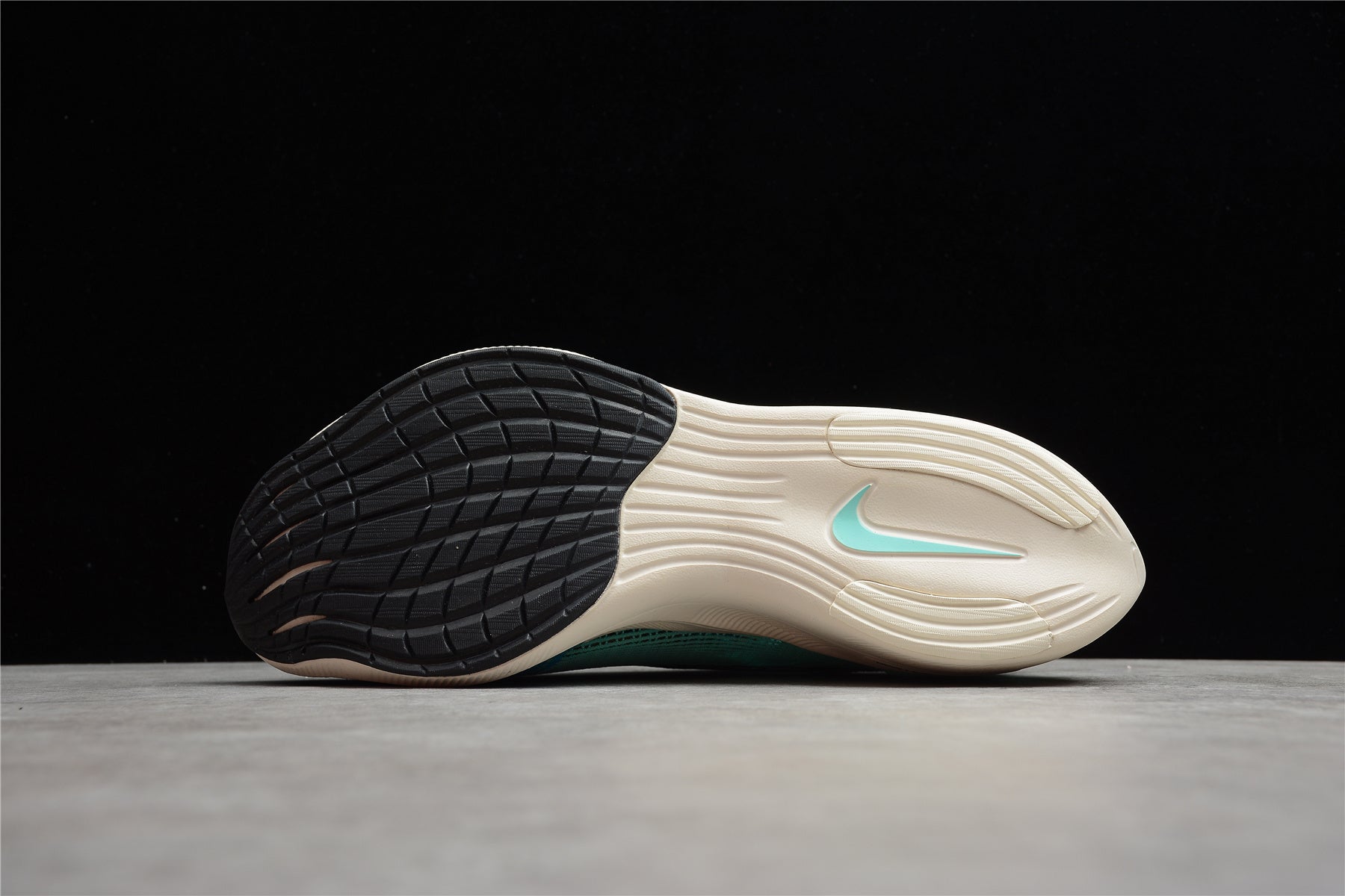 Nike Air ZoomX Vaporfly NEXT - Image 4