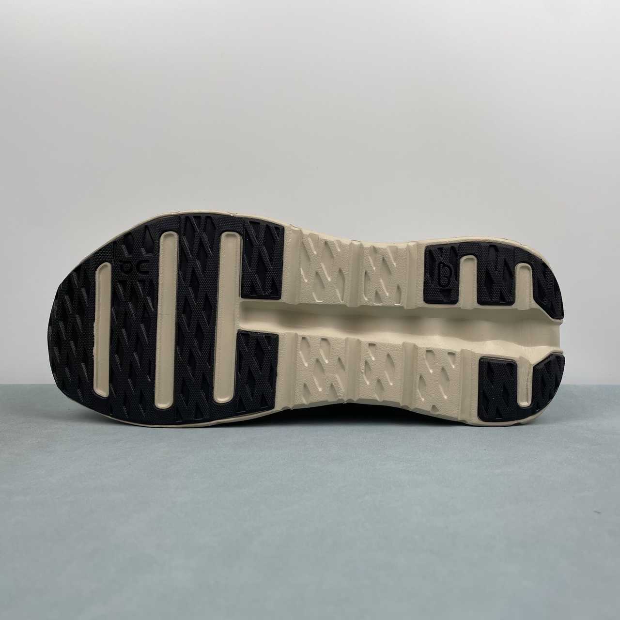 On Cloudtilt - Image 5