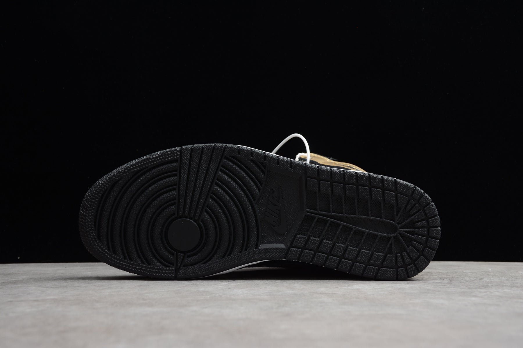 Air Jordan 1 Retro High OG (R40 CJ Premium Version) - Image 4